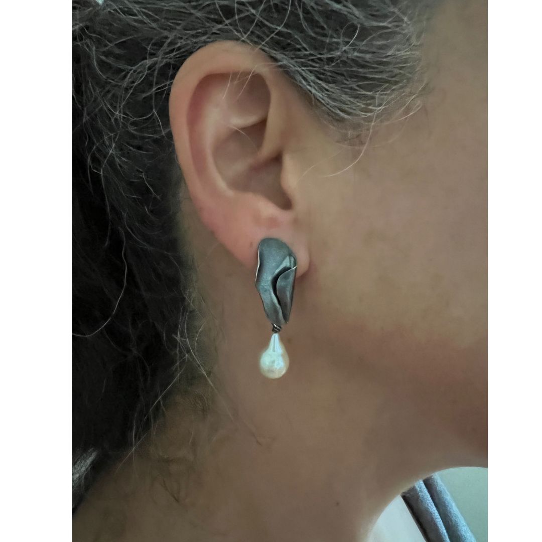 22k Harmony Baroque Pearl Earring with Tahitian Pearl